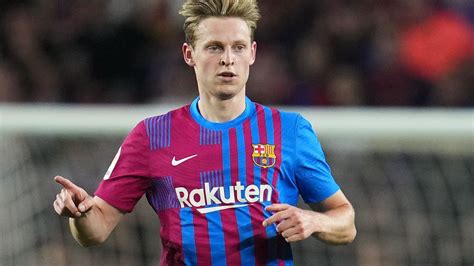 Frenkie de Jong odds slashed as Chelsea move limps ever closer.